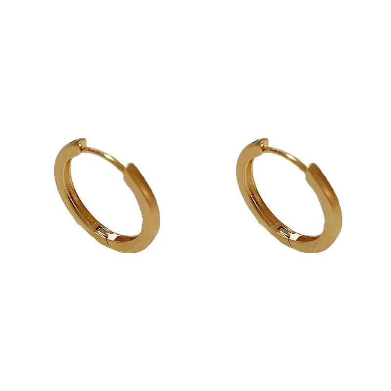 Geometric women's ear clip with round eyelet design in gold or silver colour