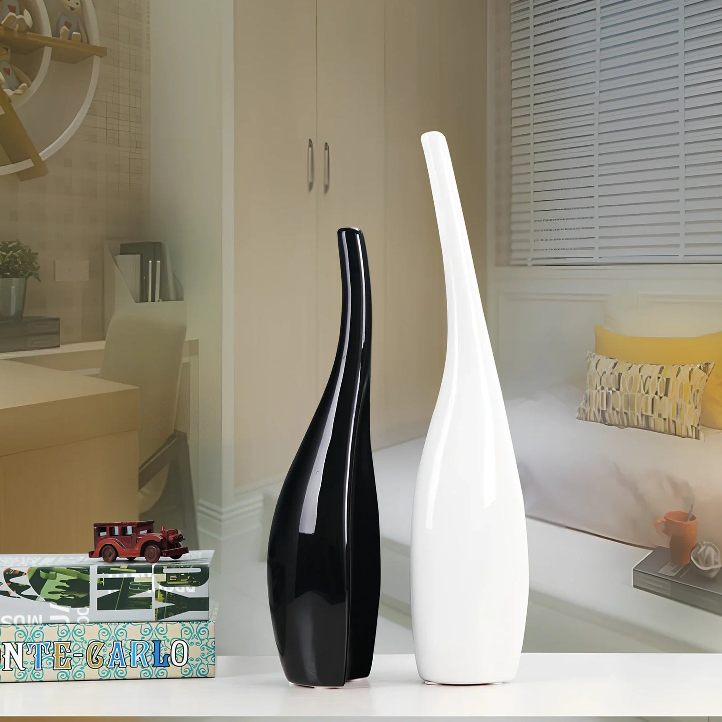 Nordic ceramic vase with inlay surface and gold plating in curved bottle shape measuring 25-35cm tall