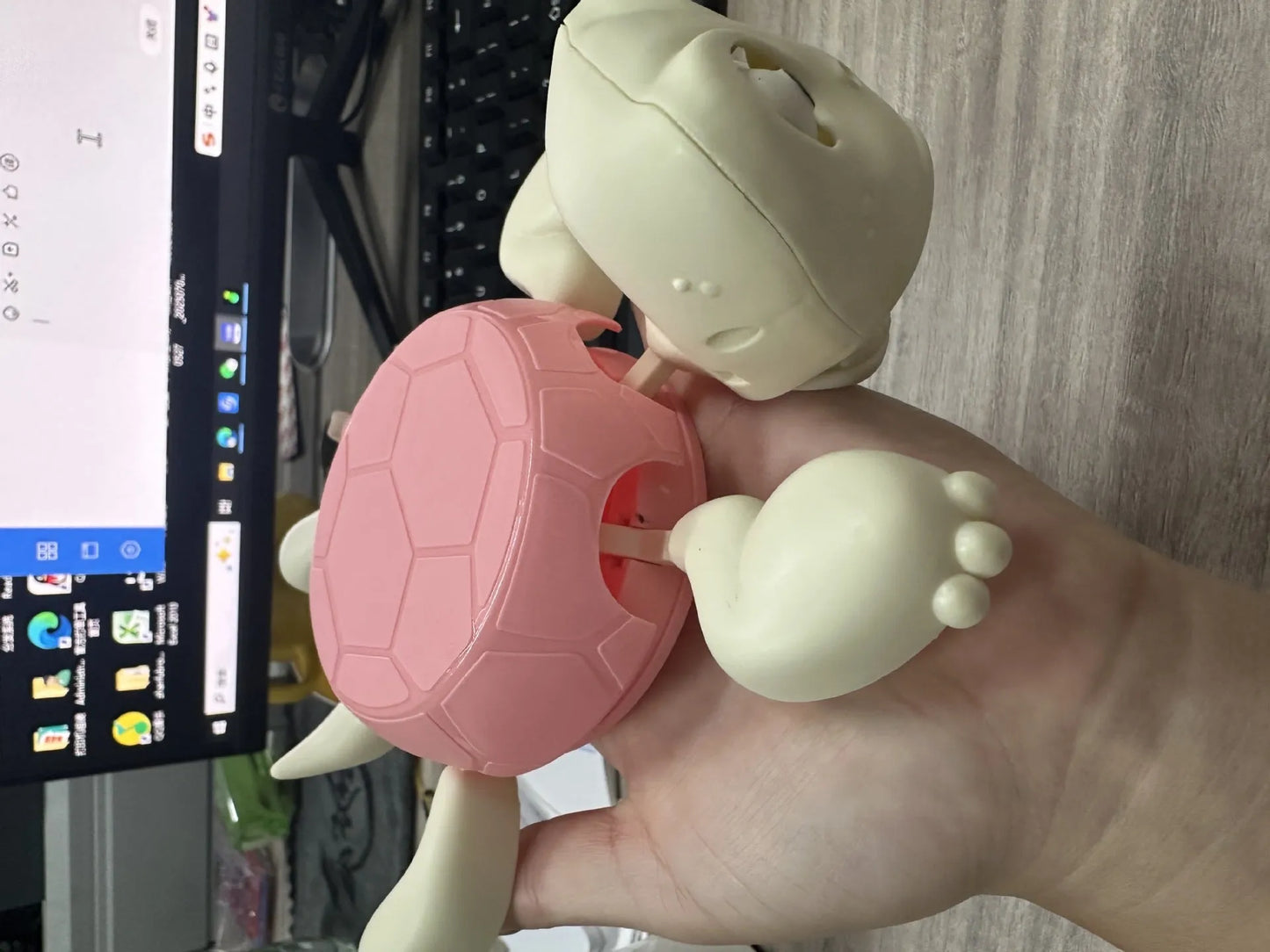 Turtle-shaped coaster in light green colour with heat insulation function, made from ABS plastic.