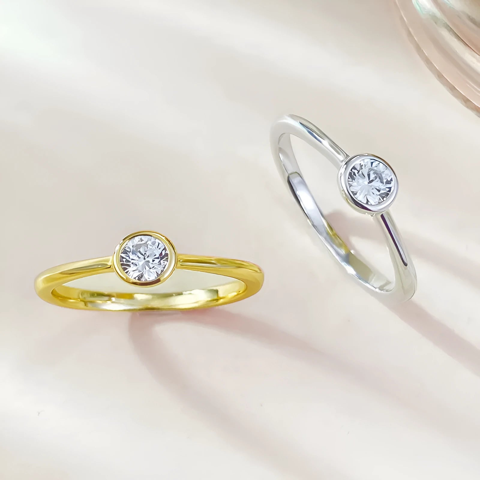 Minimalist crown-shaped silver ring with linear design in gold or platinum plating