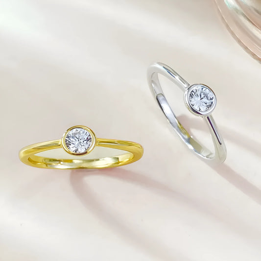 Minimalist crown-shaped silver ring with linear design in gold or platinum plating