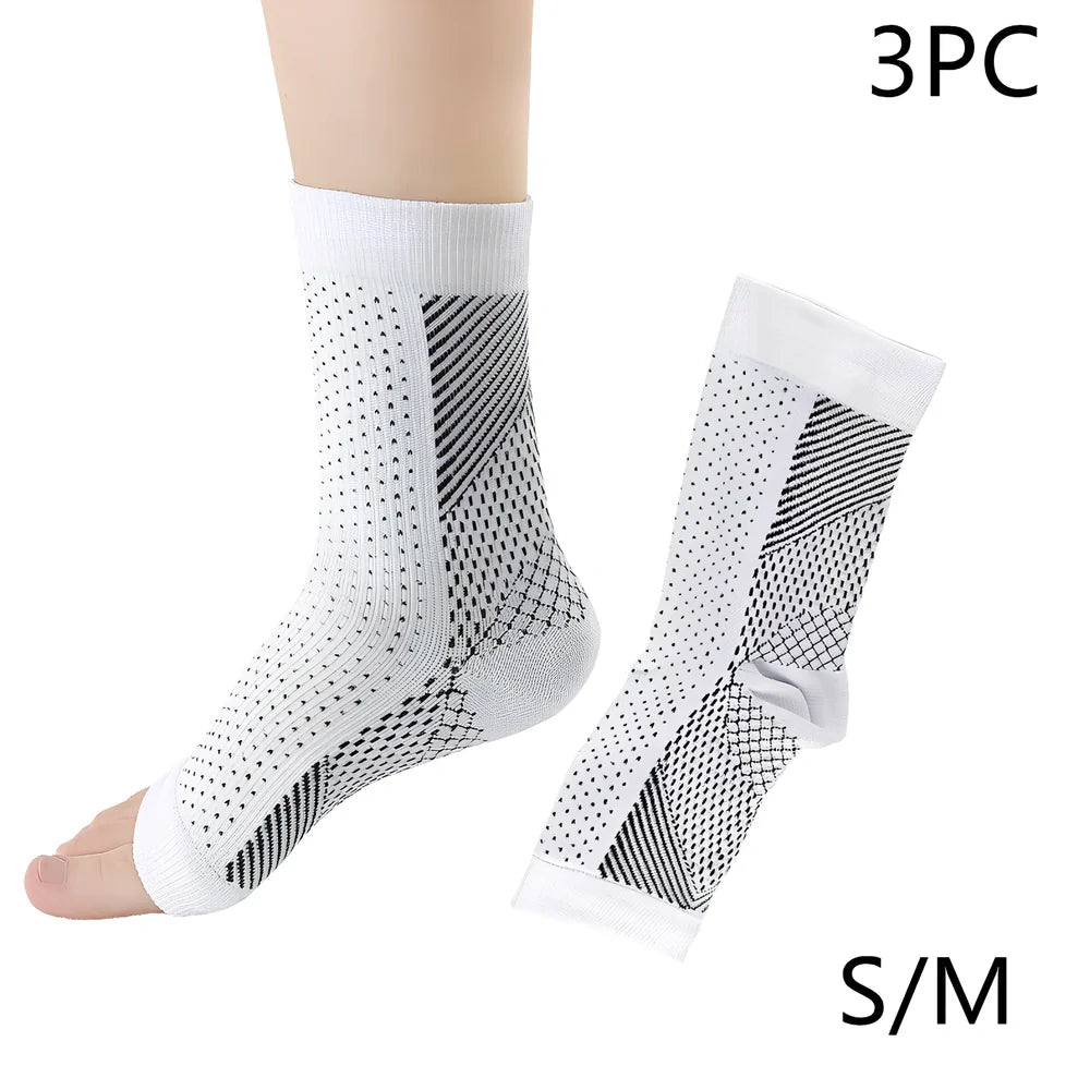 Invisible heel compression socks in black colour with absorbent insole design
