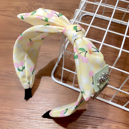 Geometric fringed headband in cloth material with manual craftsmanship details