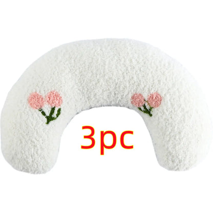 White U-shaped pet pillow measuring 27cm with raised rim supporting small cat's neck and back