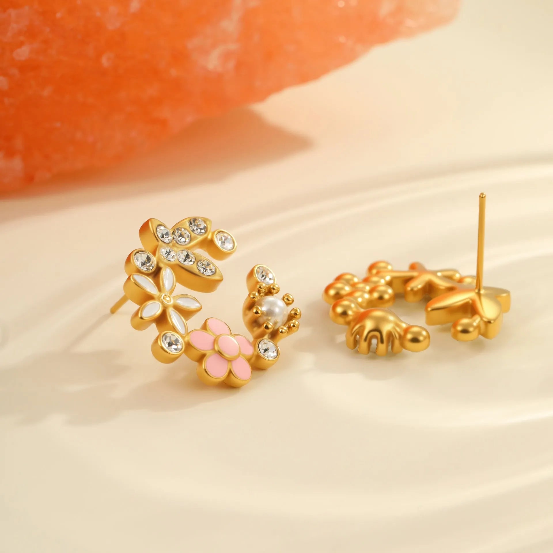 Stainless steel flower stud earrings with 18K gold electroplating and colourful diamond oil pendant