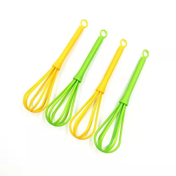 Mini manual eggbeater in green or yellow for efficient baking