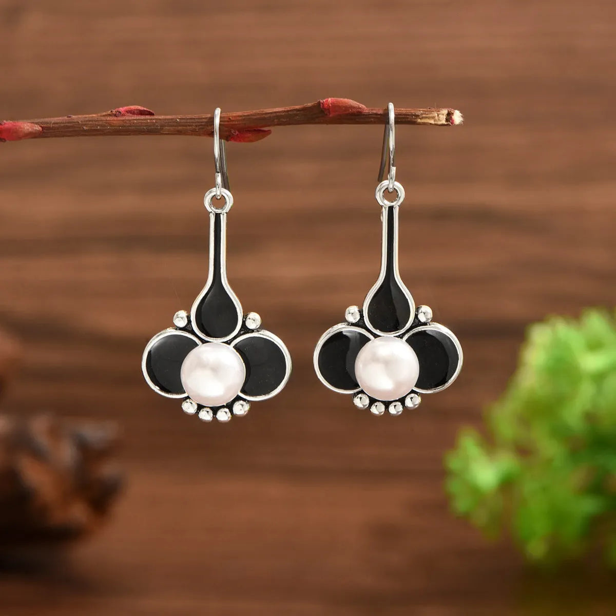 Silver retro fashion earrings with electroplated finish on alloy base, measuring 2.5 cm length
