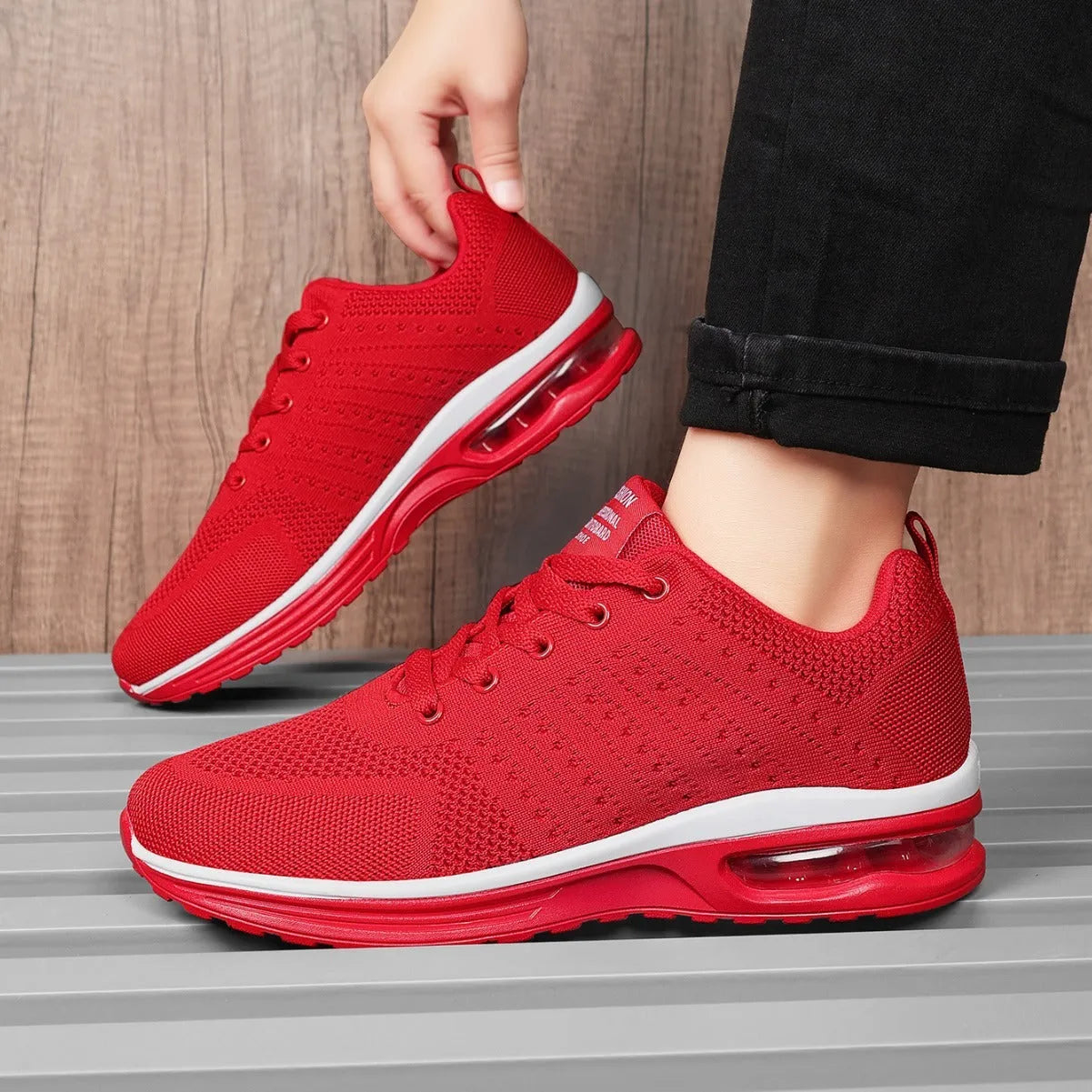 Casual Flyknit running shoes with mesh uppers and PU sole in various colours