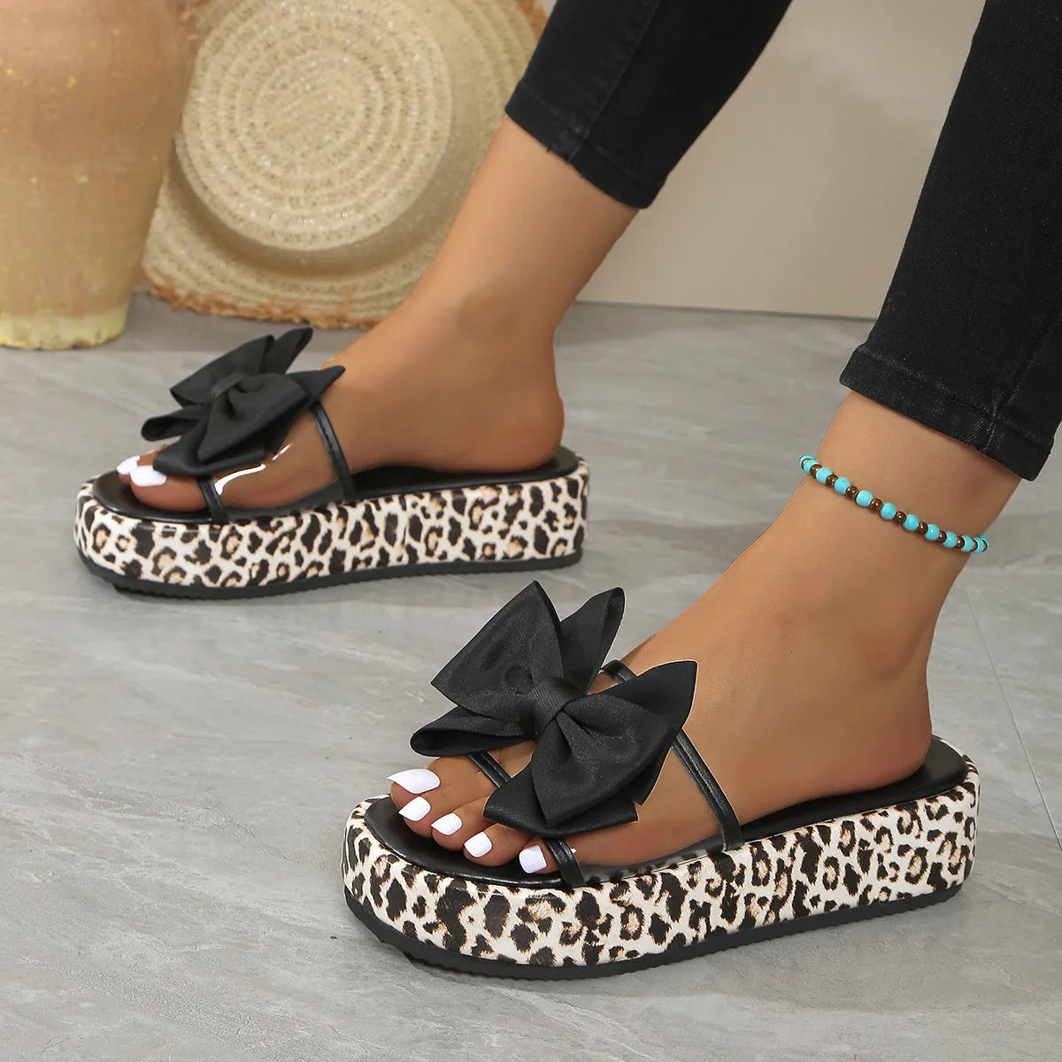 Women's leopard print beach slippers with thick soles in black retro style