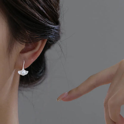 Silver ginkgo leaf ear hooks for women with pearl detail, copper electroplated flower-shaped earrings, one pair