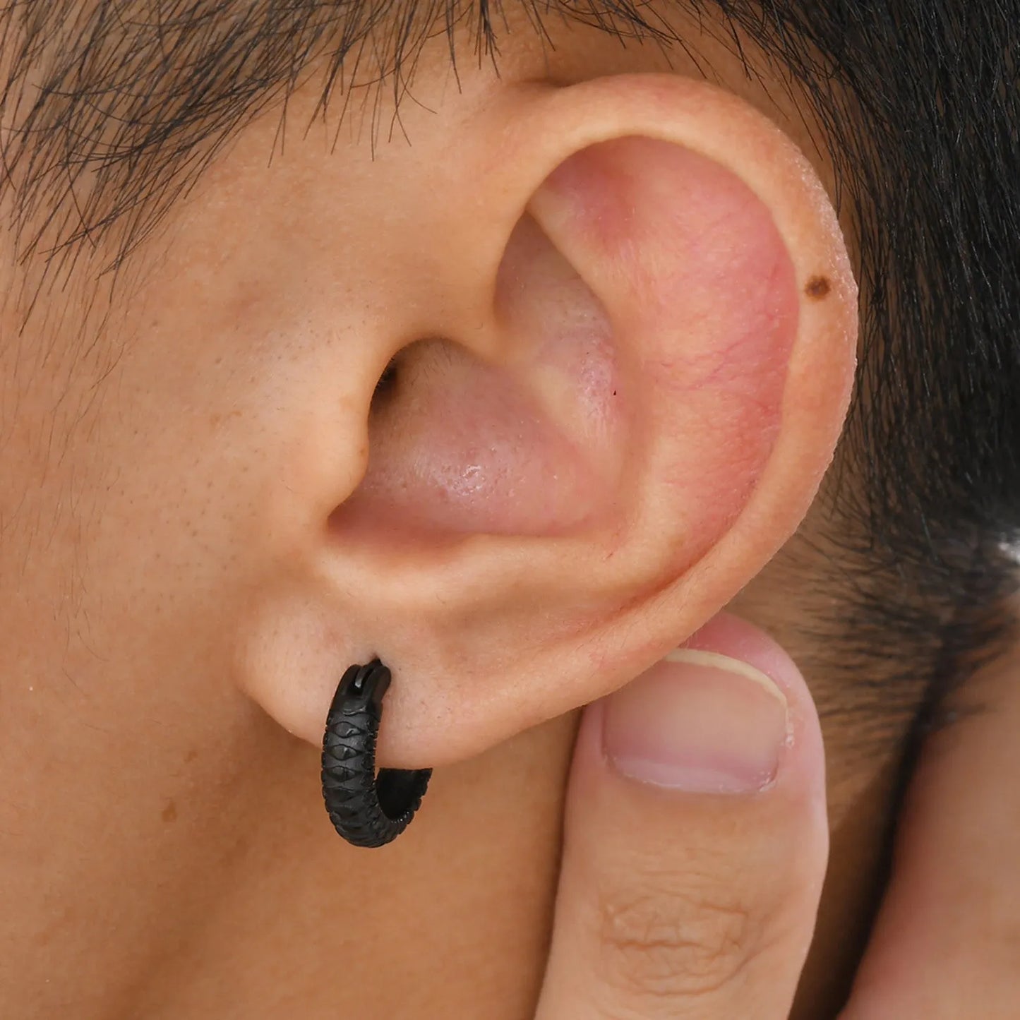 Pair of stainless steel earrings with snake pattern texture in black finish, 1.5cm diameter
