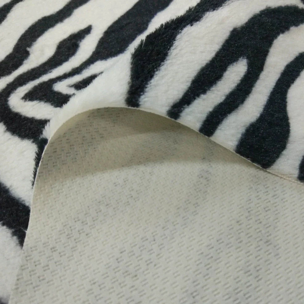 Irregular shape 140x160cm polyester bedroom carpet with non-slip backing in one of five decorative styles