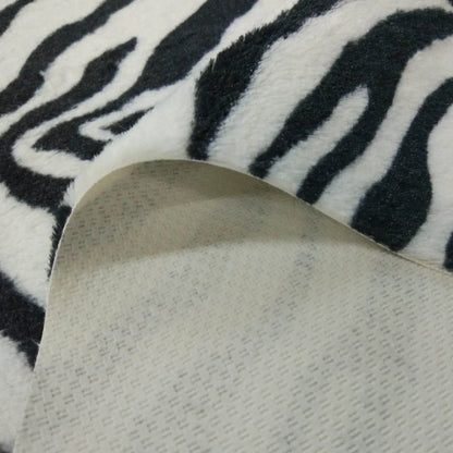 Irregular shape 140x160cm polyester bedroom carpet with non-slip backing in one of five decorative styles