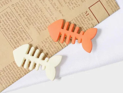 Minimalist fishbone pattern hair barrette in a candy colour with duckbill clip design.
