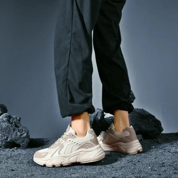 Men's collapsible casual sneakers in black and beige with low heel and shallow mouth design