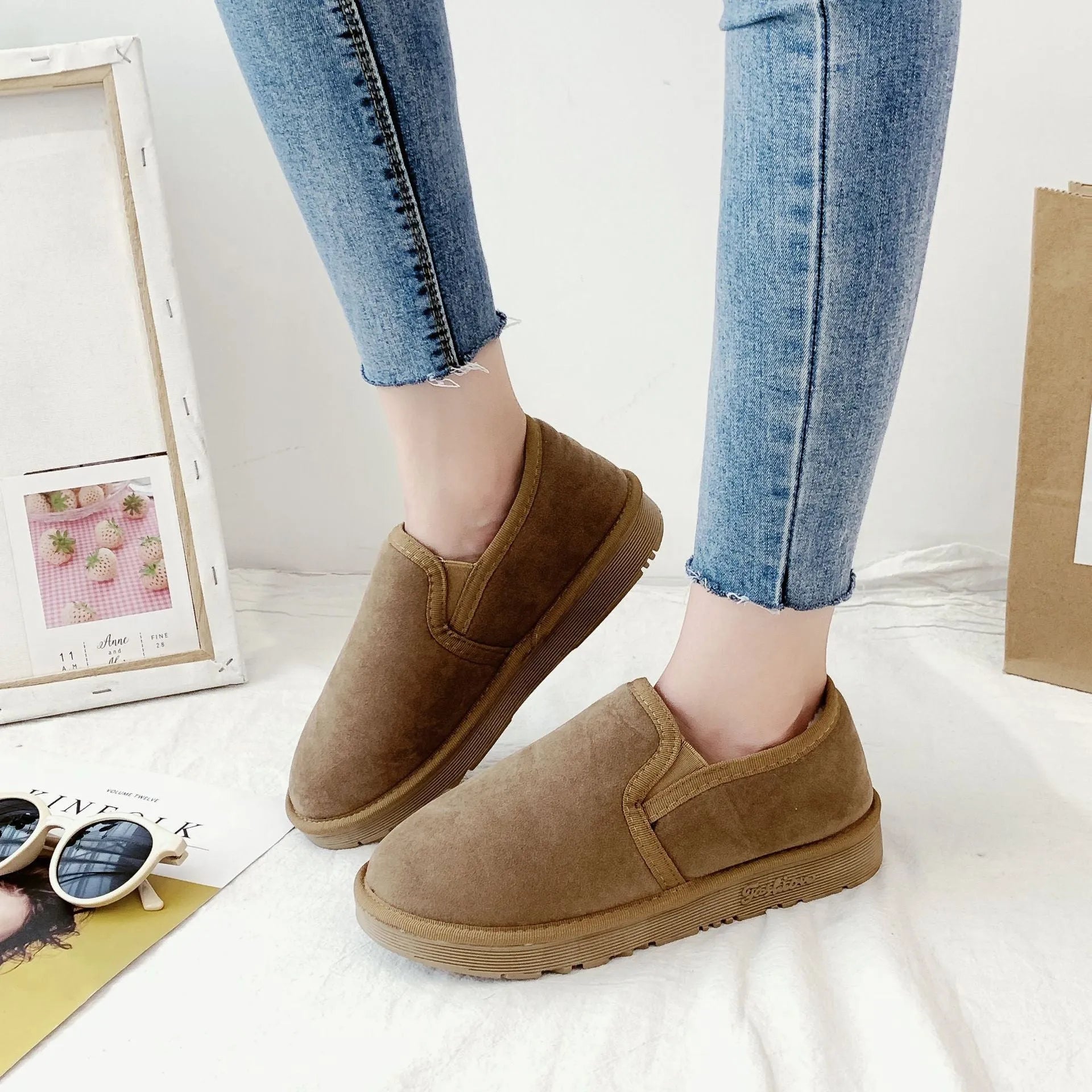 Fleece-lined flat snow boots with round toe design available in five colours with artificial wool lining
