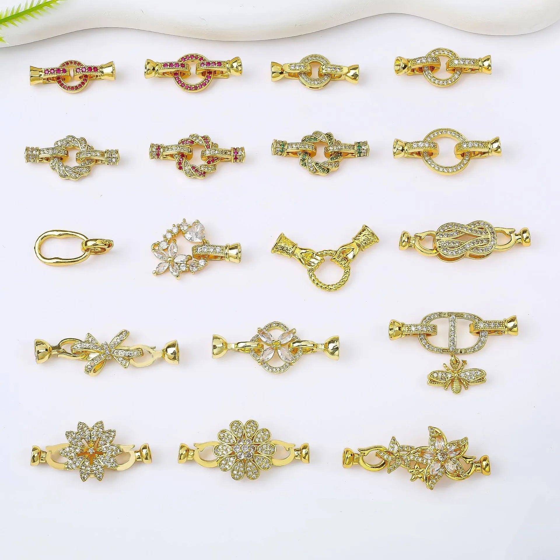 Small 18K gold-plated jewellery clasp for pearl necklaces in gold, rose gold, and silver finishes