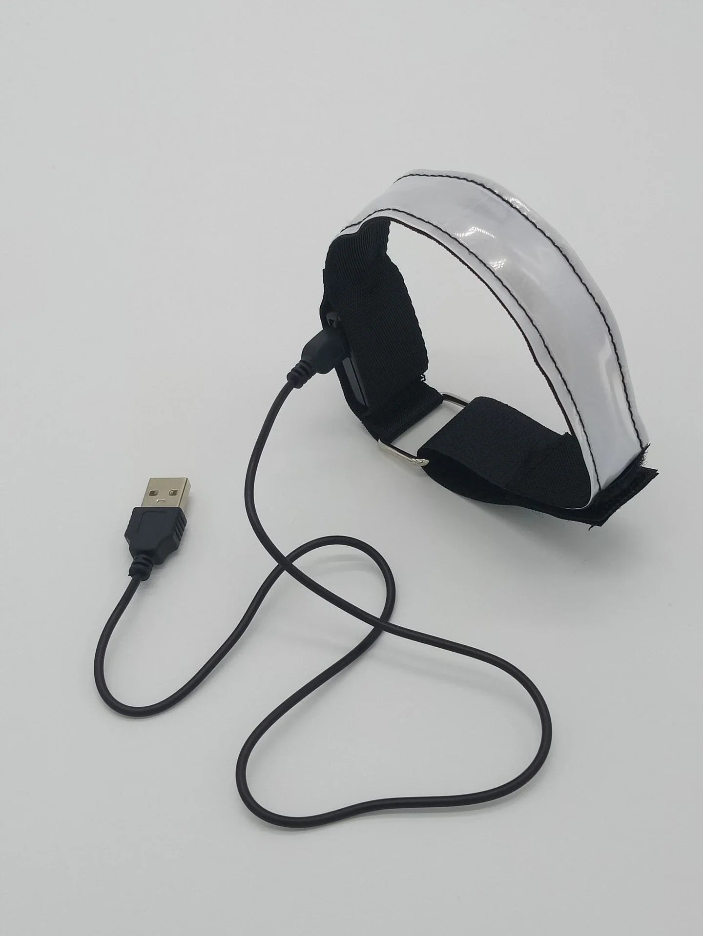 Luminous Night Running Armband with USB Charging, Reflective Material, and Secure Fit for Increased Visibility and Safety During Nighttime Workouts