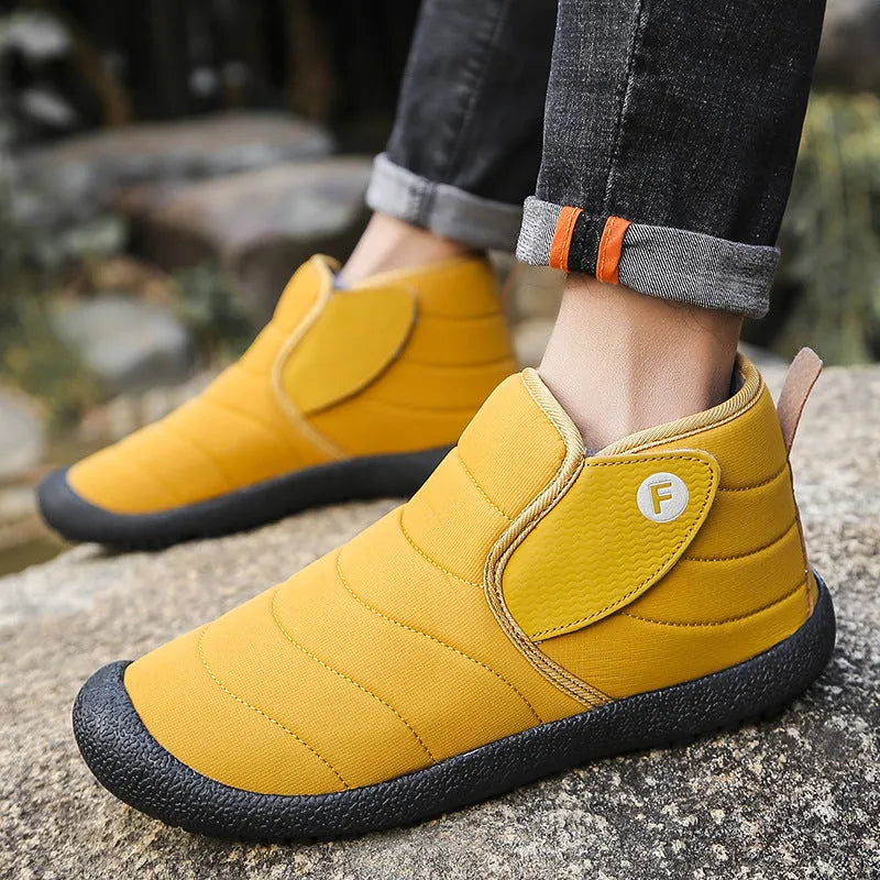 Men's snow boots in black with waterproof cotton upper and non-slip rubber sole for winter