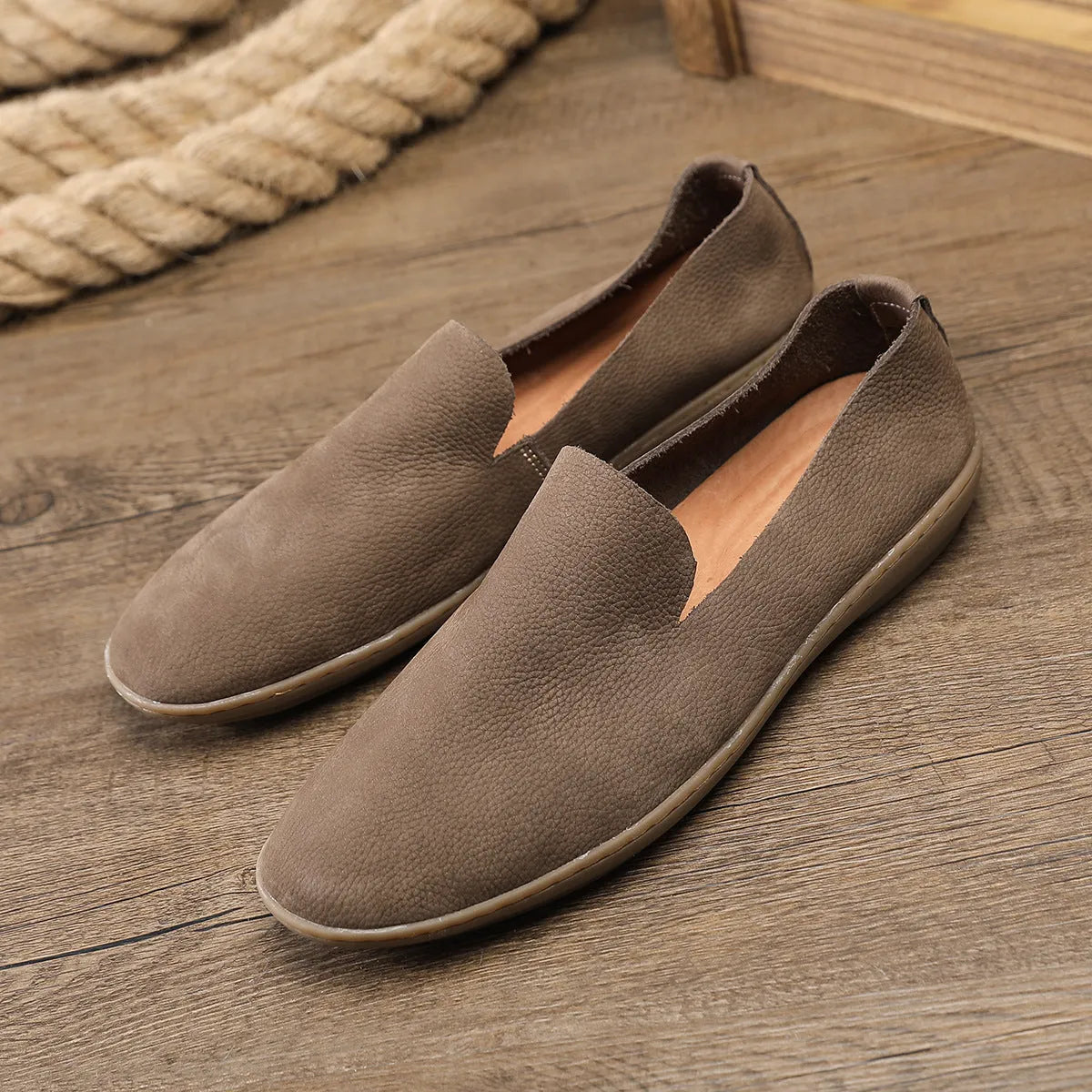 Men's handmade low-top shoes in khaki with wedge heel and rubber sole