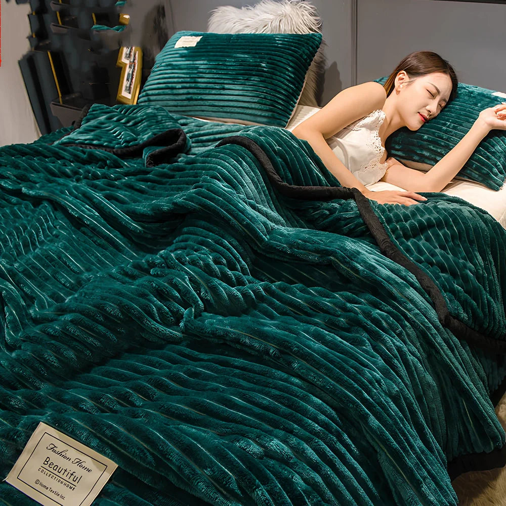 Thick coral fleece blanket in flannel-polyester, 210-220g/m², sizes 70x100cm to 200x230cm with prints like Back Bear for winter warmth