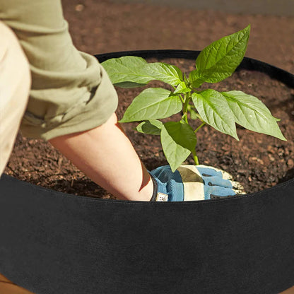 Round fabric grow bags for plants with water-retaining felt material in black and green