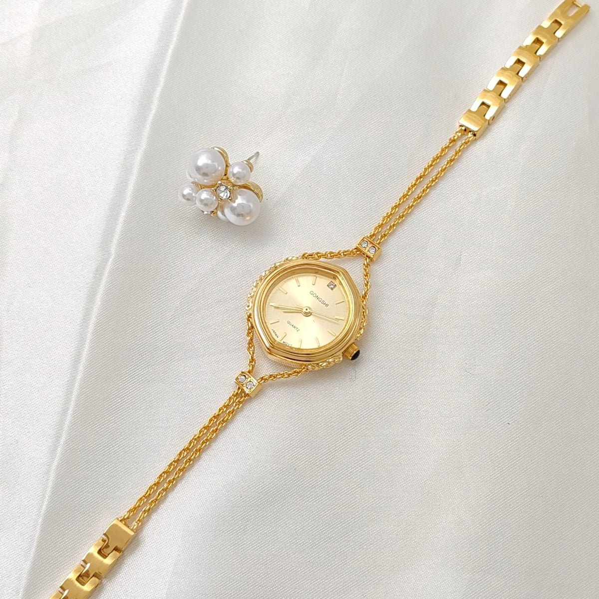 Women's gold and silver mori style quartz watch with 25mm dial and chain strap