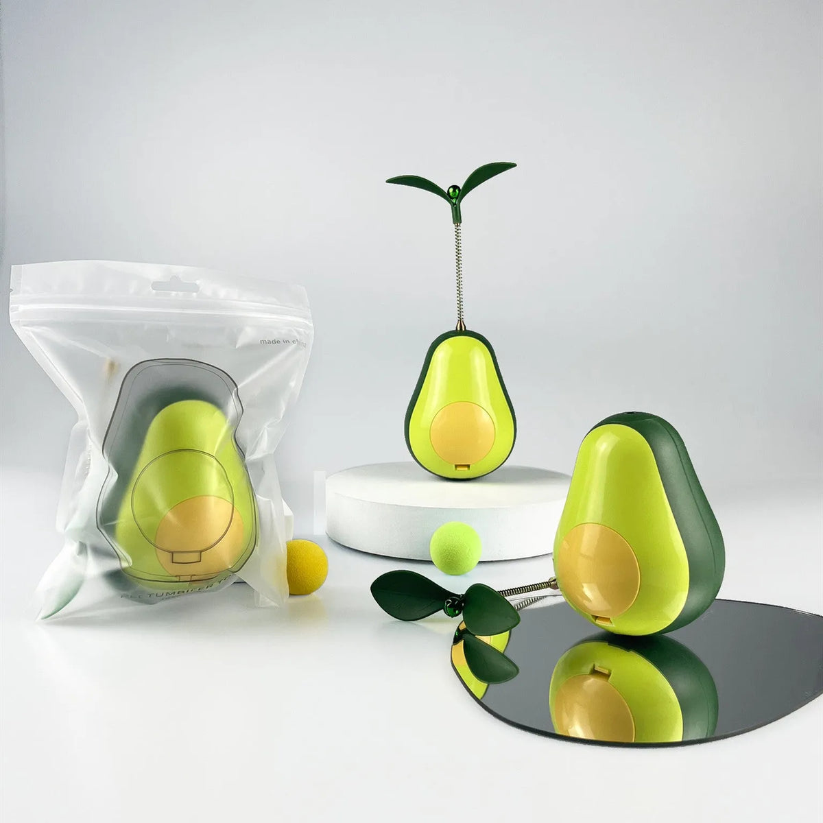 Green silicone avocado cat treat tumbler, 80x80x107mm food leakage toy for indoor cats and kittens