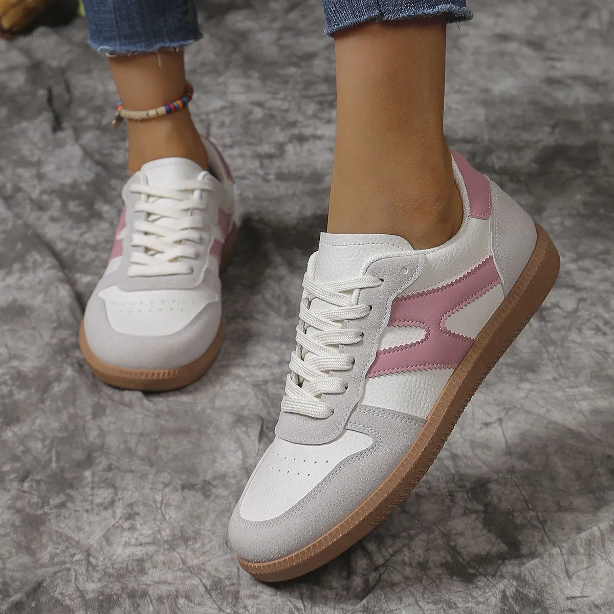 Women's low-top casual sneakers in a round toe design with a lace-up front, shown in a selected colour.