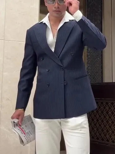 Men's double-breasted blazer with striped pattern, regular-length top, and double-breasted front fastening