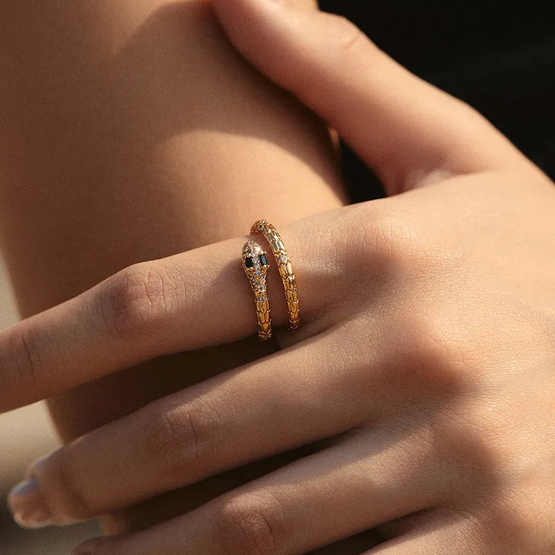 Adjustable snake-shaped index finger ring in gold colour with diamond treatment