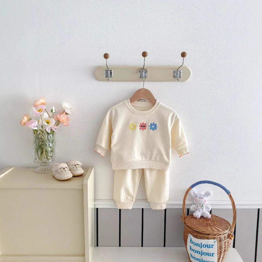 Light beige cotton sweatshirt and sweatpants set with small flower print for girls