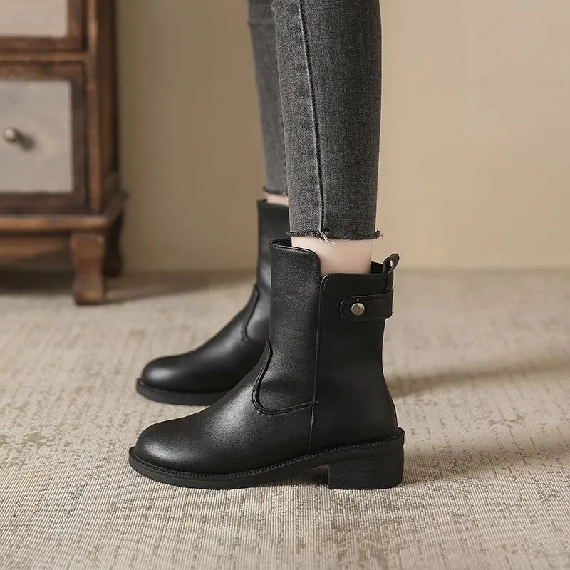 Black women's low-heel boots with round toe and side zipper fastening