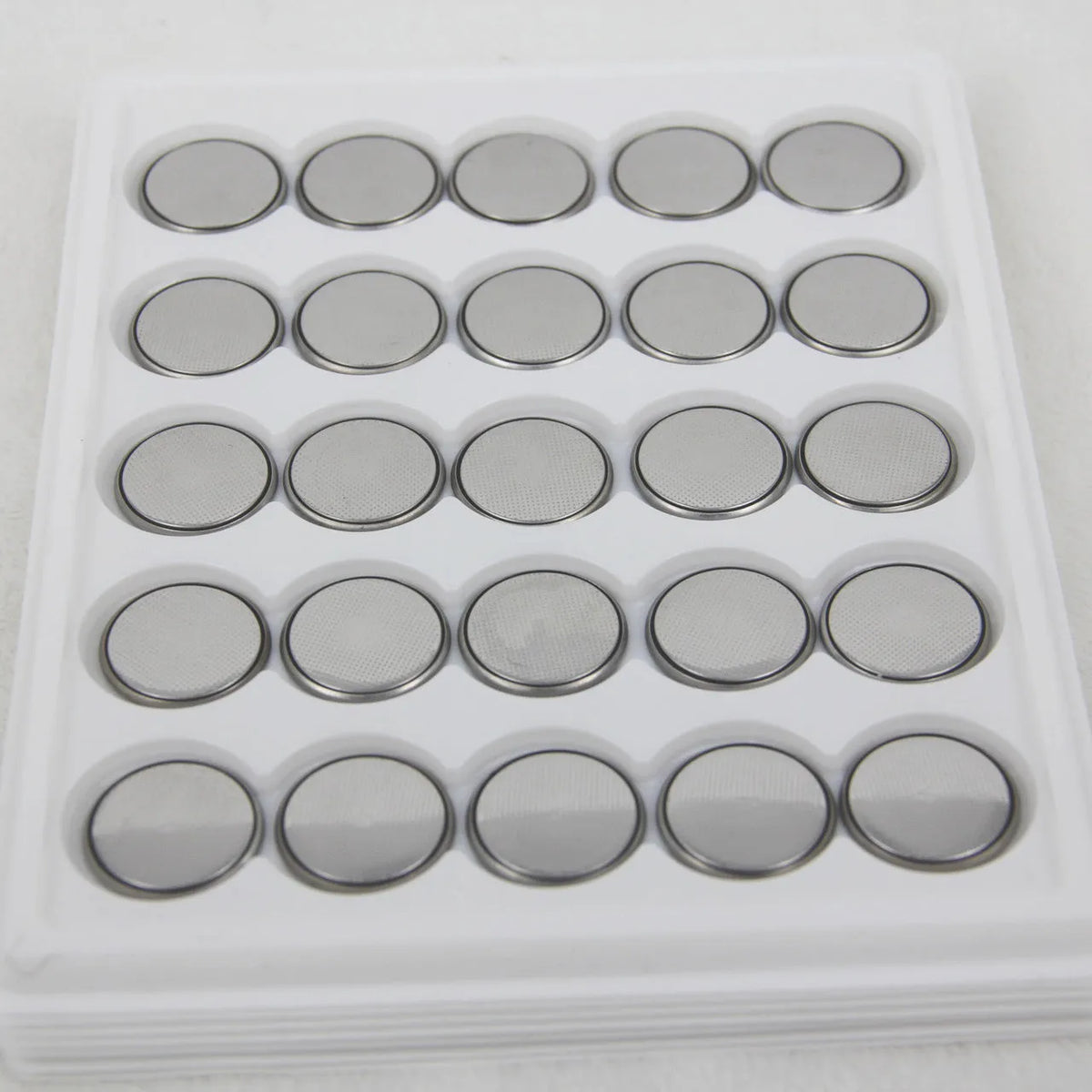CR2032 CR2025 CR2016 3V alkaline button cell batteries showing 20mm diameter coin cells