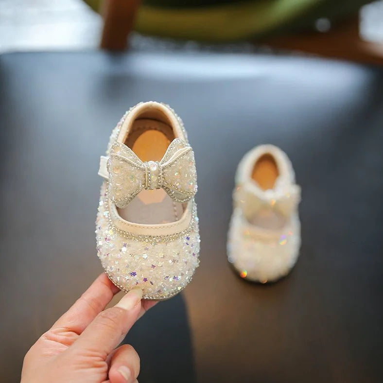 Leather girls' walking shoes with Velcro straps in milky white colour for toddlers