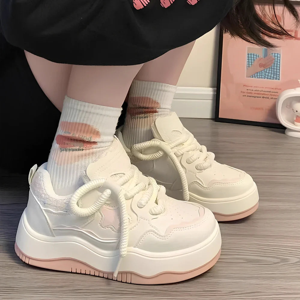 Women's green platform sneaker with 3cm rubber sole and patent leather upper, round toe design