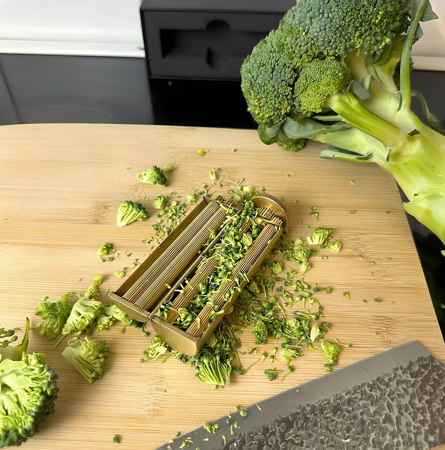 The Swifty Roll cigarette rolling device with round mechanism for 70mm cigarettes