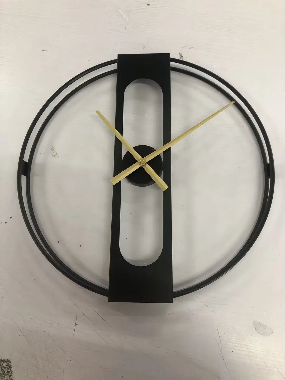 Round metal wall clock with 50cm diameter in black or gold finish showing battery compartment