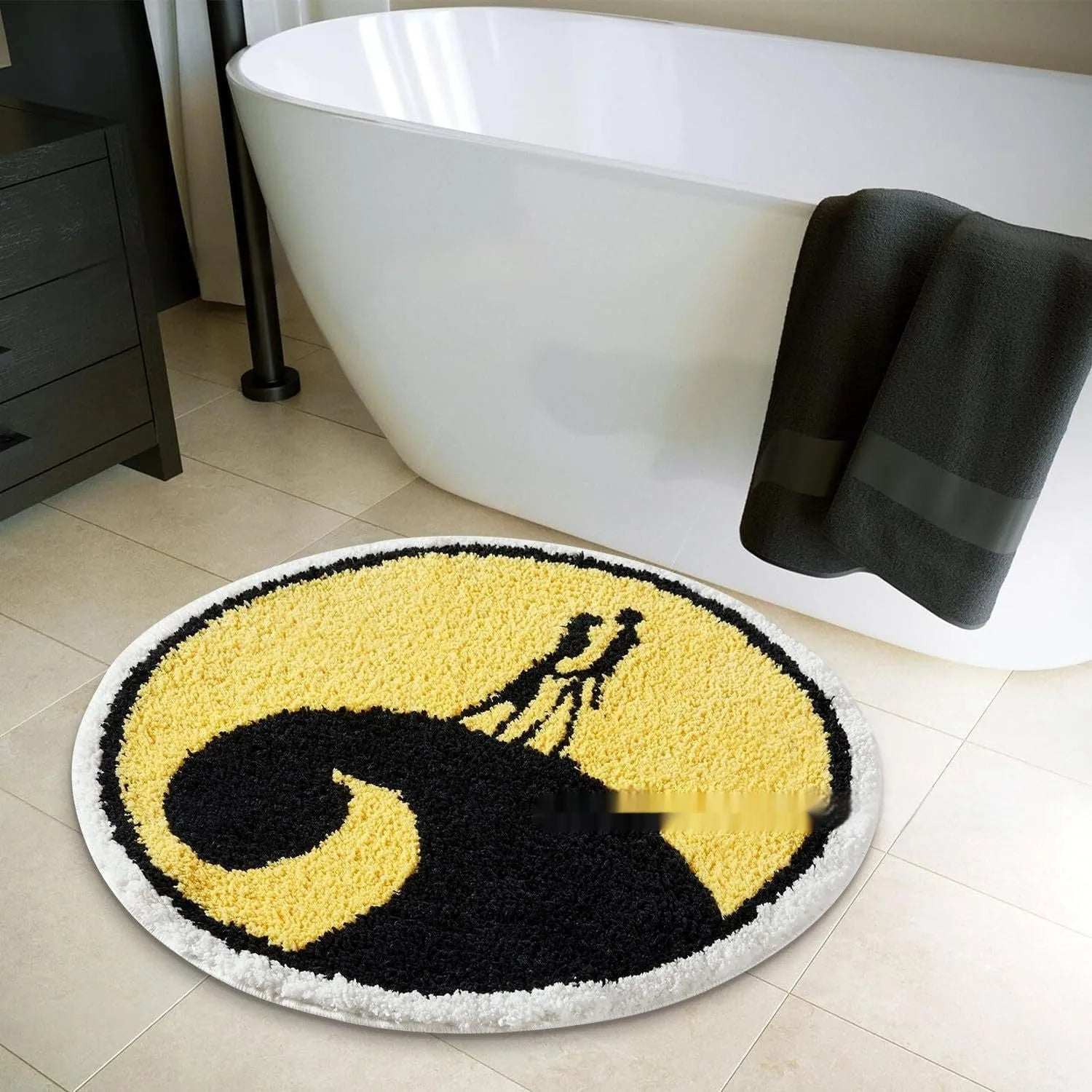Round Christmas carpet with festive design on soft polyester fibre, showing 60cm and 80cm size options
