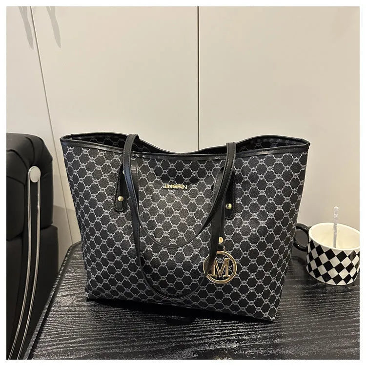 PU shoulder bag in street trend style with sewing thread details, showing 42cm width and 22.5cm handle.