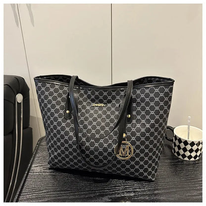 PU shoulder bag in street trend style with sewing thread details, showing 42cm width and 22.5cm handle.