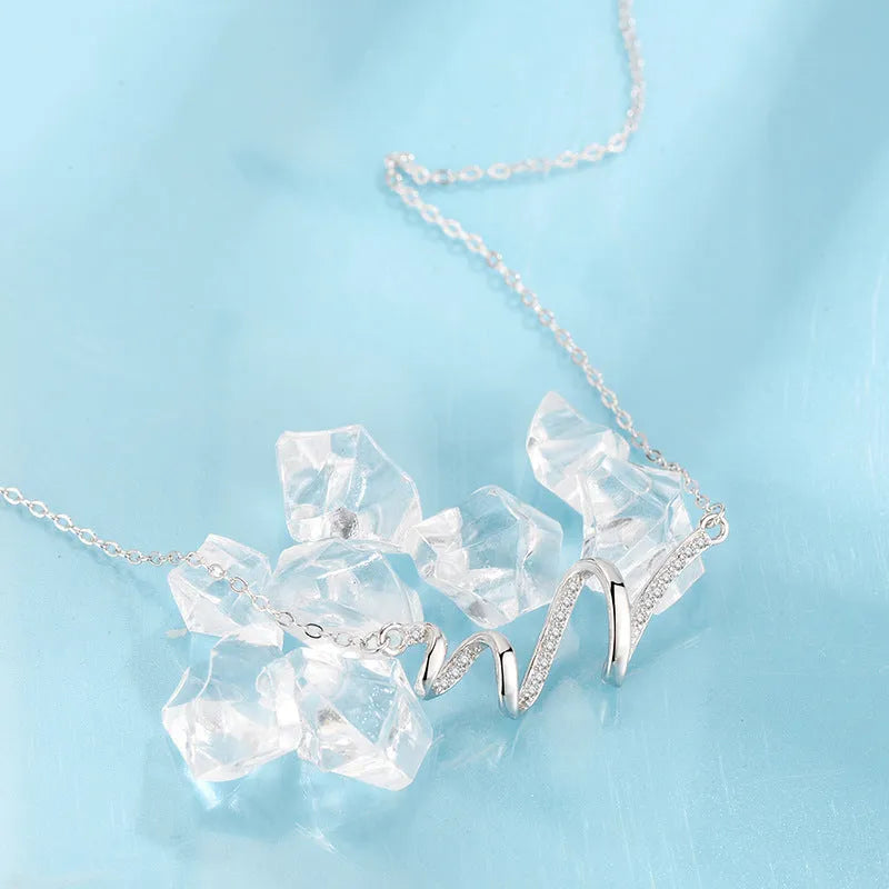 Women's wavy heartbeat clavicle necklace in gold or platinum colour with copper electroplated geometric pendant