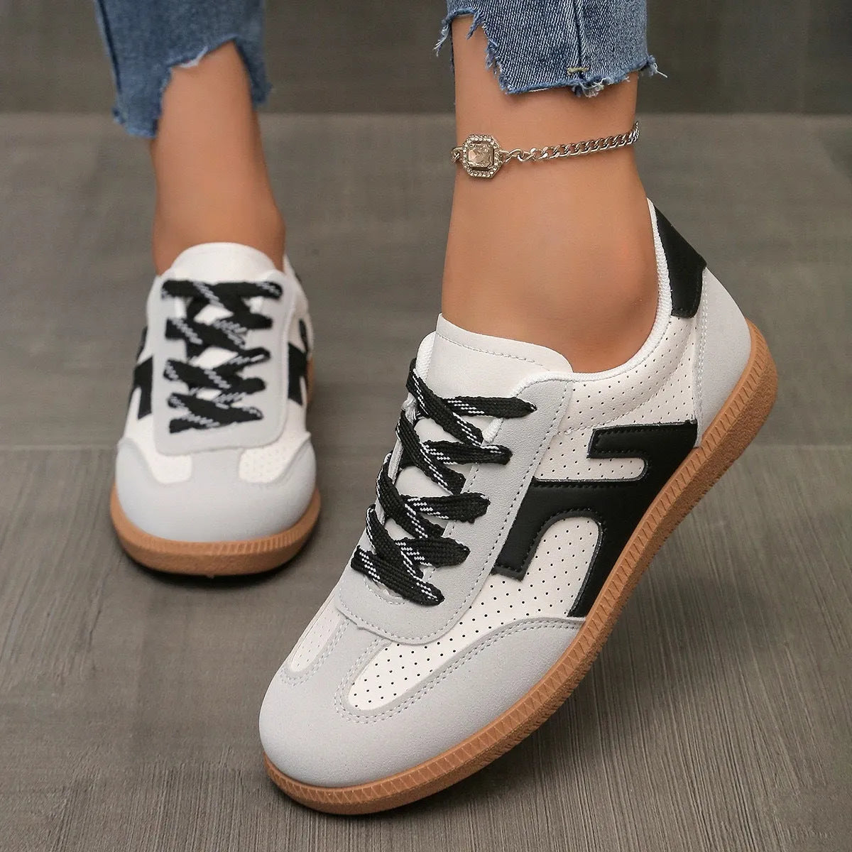 Women's low-top casual sneakers in a round toe design with a lace-up front, shown in a selected colour.