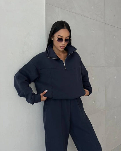 Stylish women's winter jogging set with zipper jacket and casual pants