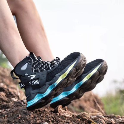 Steel safety shoes with anti-smash and anti-puncture protection in black and gray