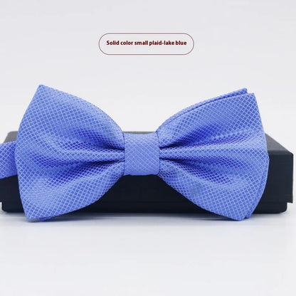 Flat-head self-tie bow tie in a wine red colour, showing its 12cm width and 6cm height dimensions.