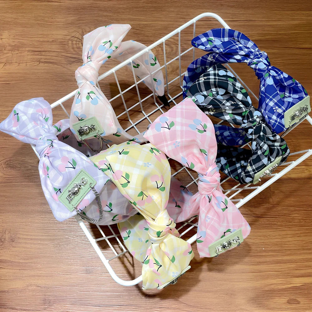 Geometric fringed headband in cloth material with manual craftsmanship details