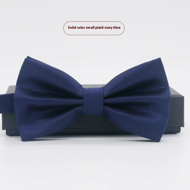 Flat-head self-tie bow tie in a wine red colour, showing its 12cm width and 6cm height dimensions.