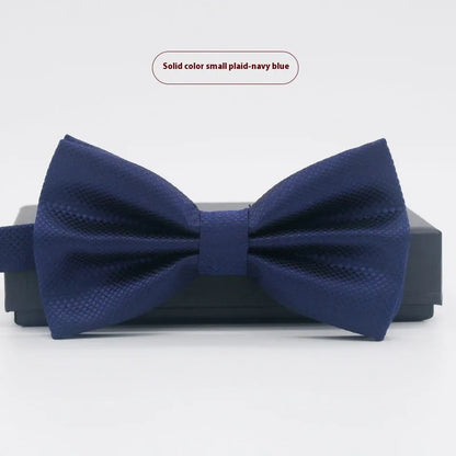 Flat-head self-tie bow tie in a wine red colour, showing its 12cm width and 6cm height dimensions.