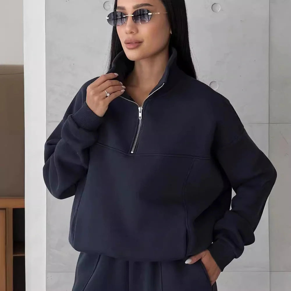 Stylish women's winter jogging set with zipper jacket and casual pants